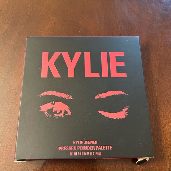 Kylie Cosmetics Burgundy Eye shadow palette - Picture 5 of 7